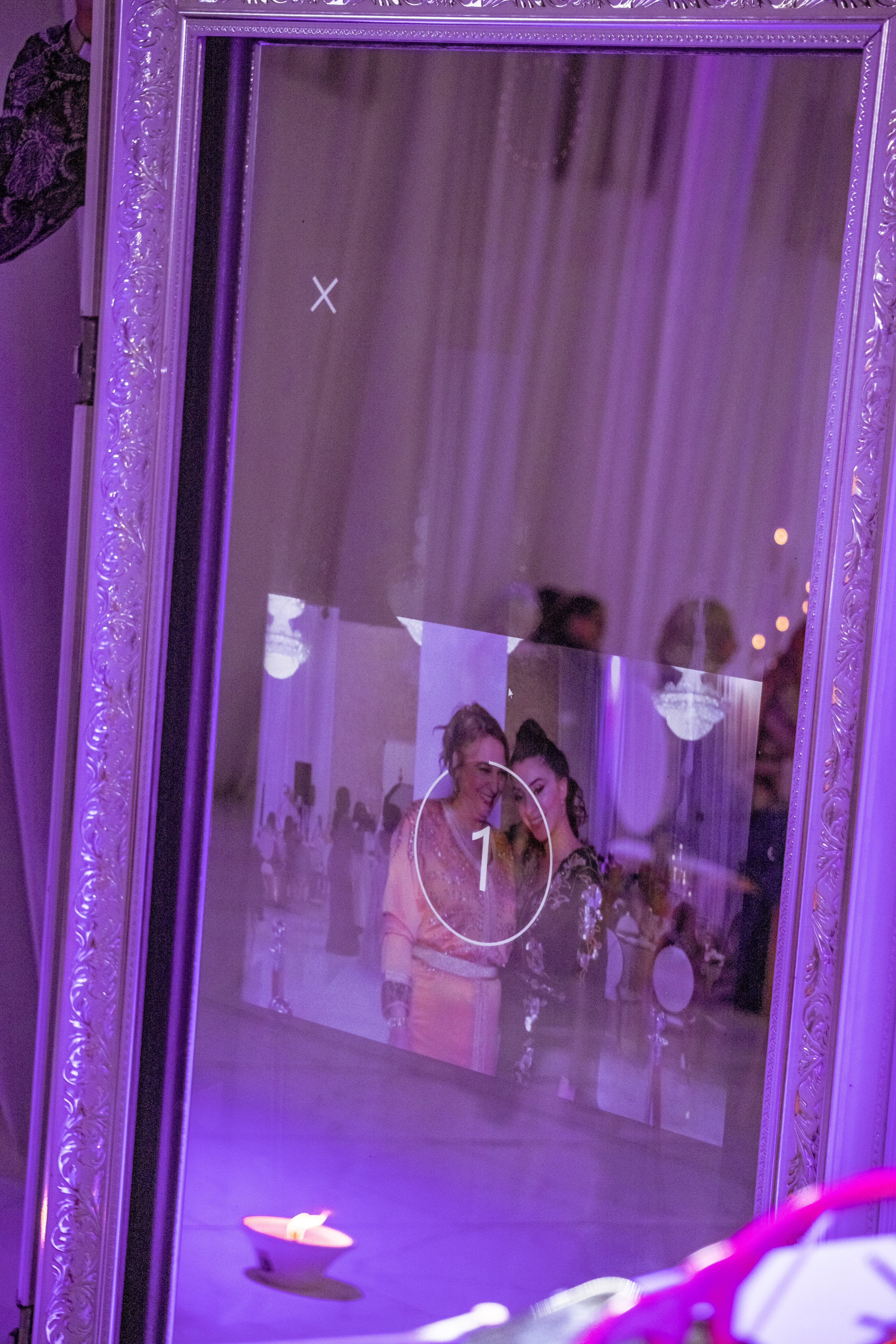 Photobooth Miroir pour Votre Soirée de Noël en Entreprise : L'Animation Clé en Main