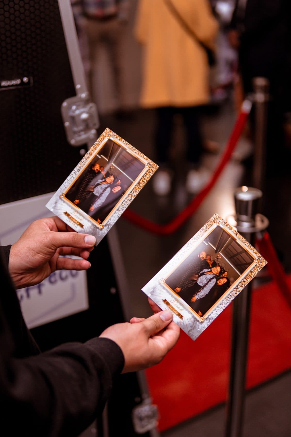 Deux tirages photo tenus en main à la fin de la soirée